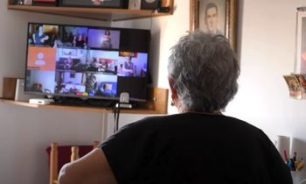 Señora en casa utilizando el servicio de CasalTV