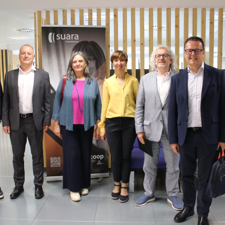 La secretaria de Asuntos Sociales y Familias, Carolina Homar, visita Suara para conocer proyectos innovadores en la transformación de los cuidados