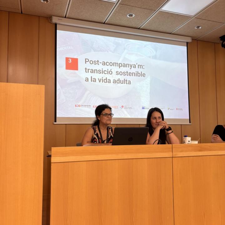 dues persones presentat pis post acompanya'm