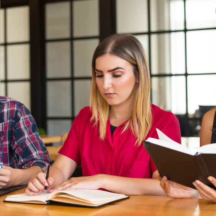 Uns alumnes estudien en una biblioteca (imatge de recurs)