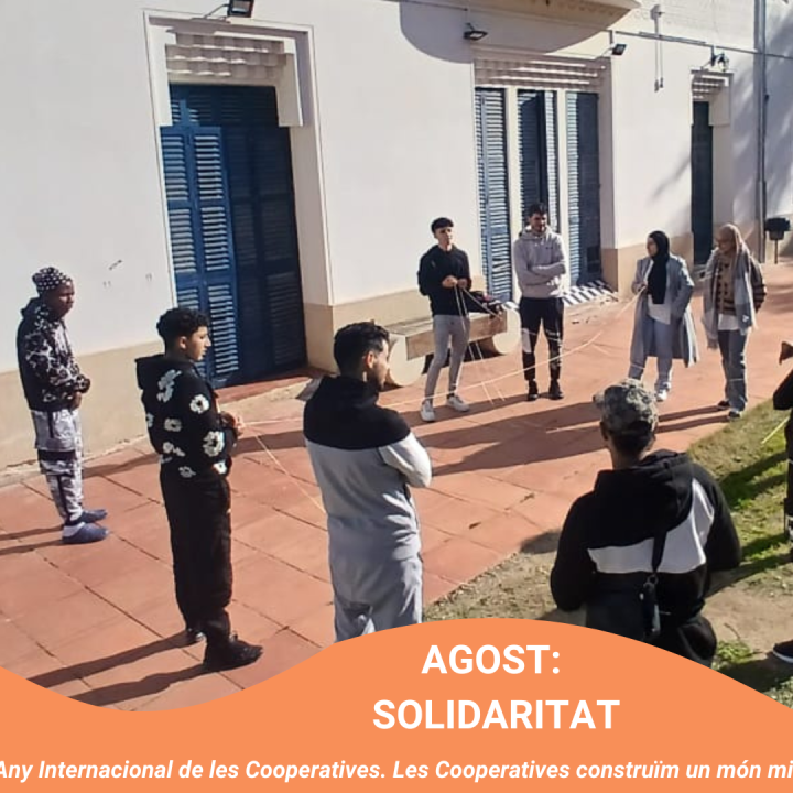 Imatge de la campanya del valor cooperatiu solidaritat amb un grup de joves del Sostre 360º i de la institut La Bastida fent una dinàmica grupal