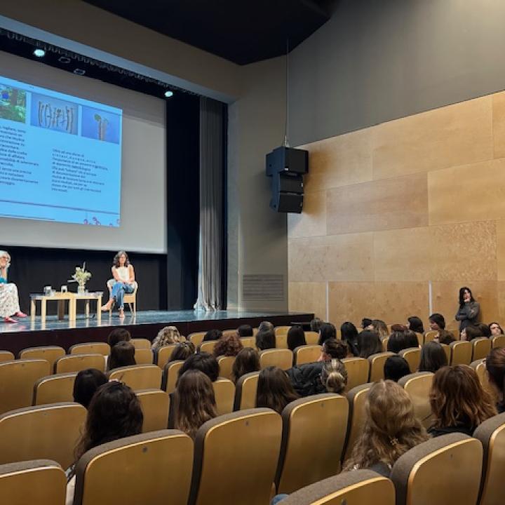 Inici jornada formativa escoles bressol 3 persones a l'escenari