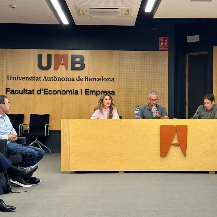 Jana Castells Guiu, directora tècnica de Talent de Suara, intervenint a la taula rodona del VI Workshop CREIS-UAB 2025 a la Facultat d’Economia i Empresa de la UAB