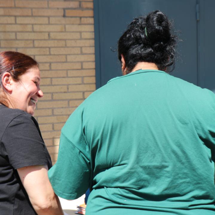 L'Amel Benmahdjoub amb una interna li explica com funciona el servei de mediació intercultural 