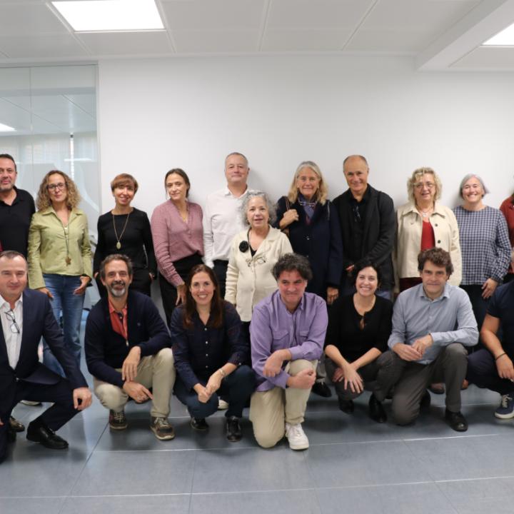 Foto de grup del Consell Assessor, la codirecció general de Suara Cooperativa, Laura Peracaula i Tomàs Llompart, i la representació de una representació de l’equip de lideratge estratègic