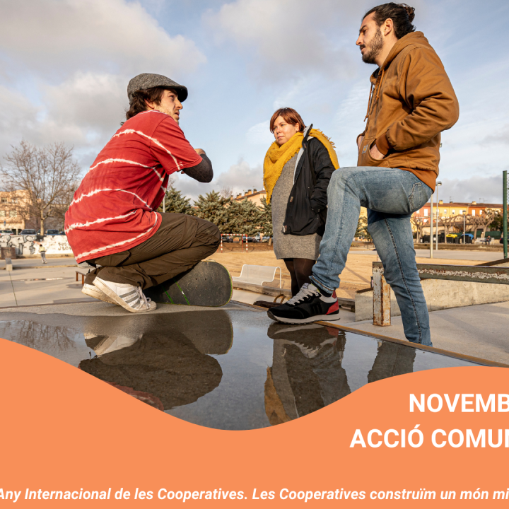 Imatge de la campanya del valor cooperatiu de novembre enfocat en l'acció comunitària on es veuen educadors de carrer amb un jove