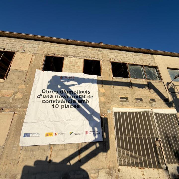 Edifici en construcció amb el cartell d'amplicació del Centre d'Acollida