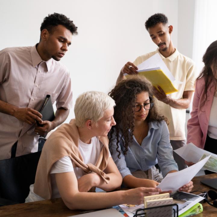 Un grup de persones diverses estan treballant juntes en una oficina