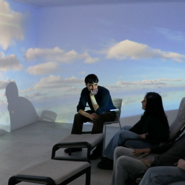 Sala de realitat immersiva con los participantes del proyecto Resilientes