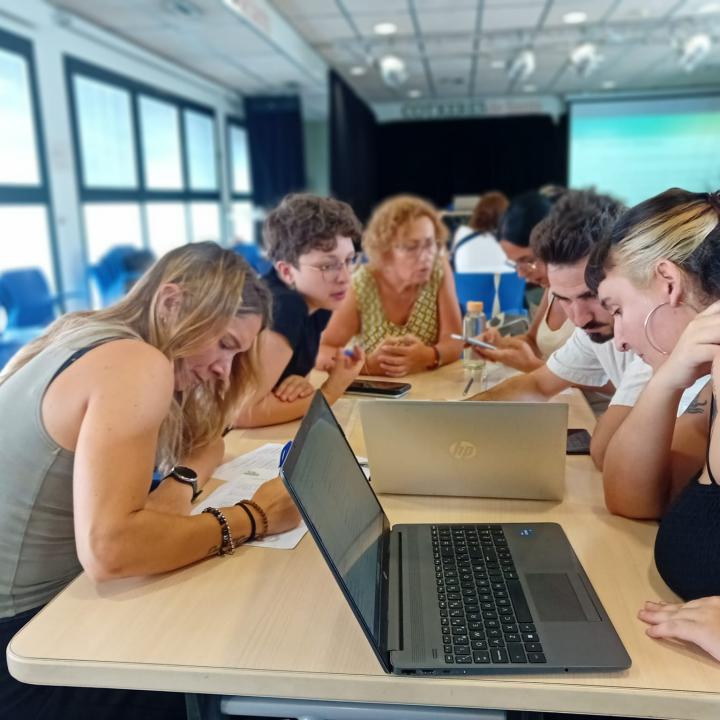 Una experta de Suara Cooperativa assessora un grup de persones del programa MAIS