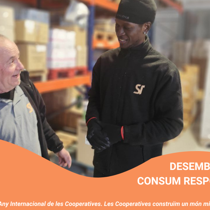 Imatge de la campanya dels valors cooperatius, que aquest desembre és el consum responsable, on es veu dues persones treballadores de Suara Inserció en un magatzem