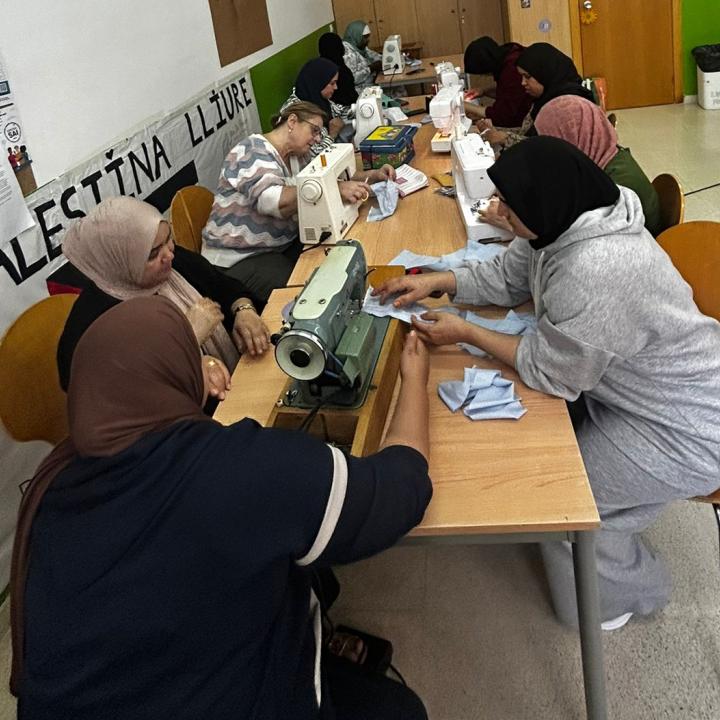 El grup de dones cusen durant la formació de costura