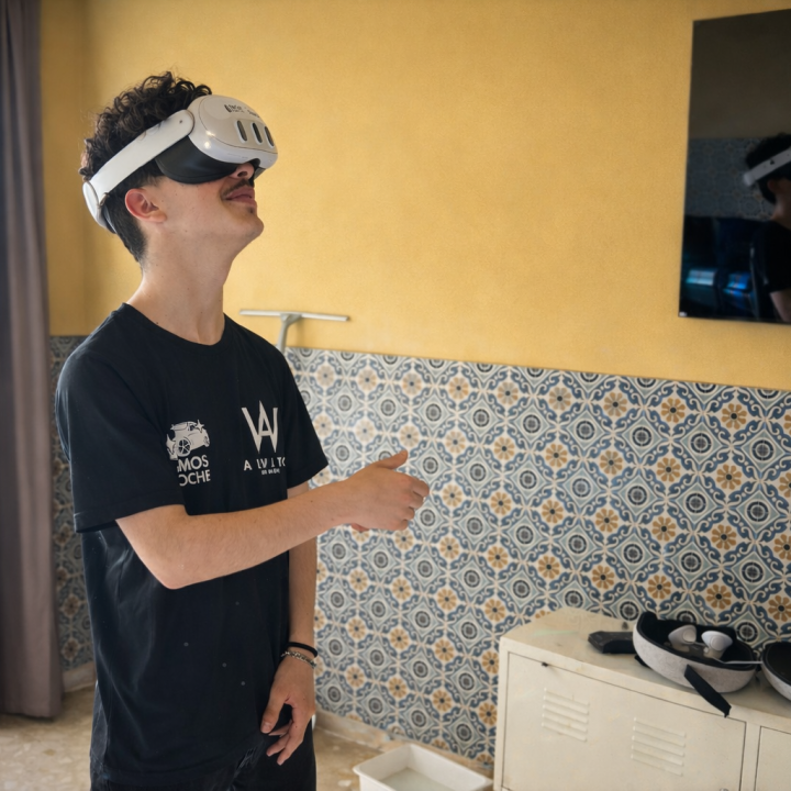 noi interactuant amb ulleres de realitat virtual