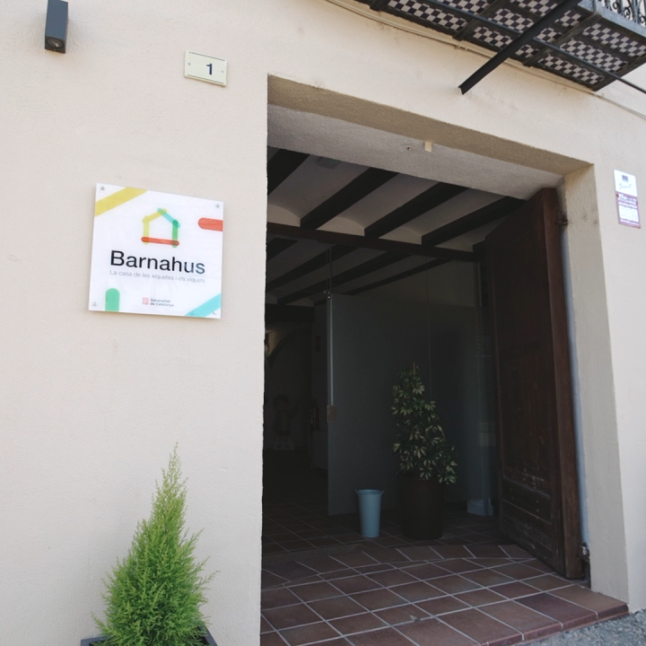 L'entrada de la Barnahus de Tortosa gestionada per Suara Cooperativa