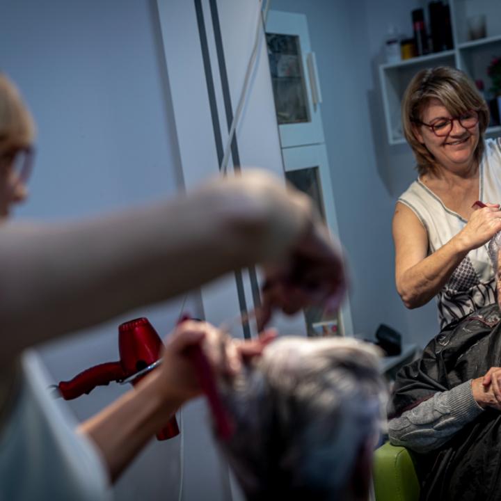 Treballadora centre residencial talla cabell dona atesa