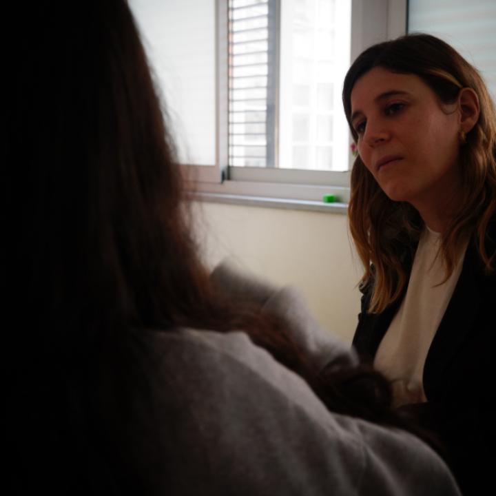 Àngela Cervantes parla  amb una dona atesa durant la seva visita a Marialar