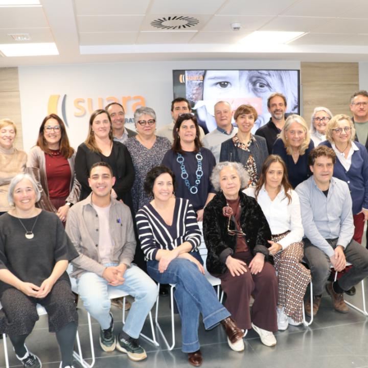 Una foto de grup del Consell Assessor amb les persones treballadores a Suara Cooperativa