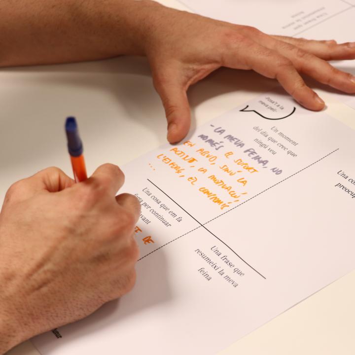 una persona escribint