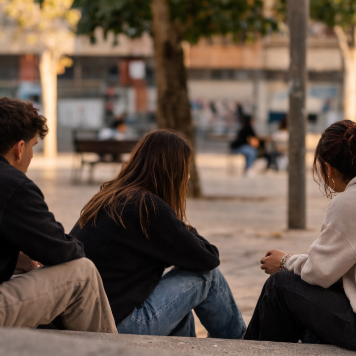 Joves extutelats de Girona participants del programa SAEJ de Suara Cooperativa treballant en el seu itinerari d'autonomia personal i emancipació.