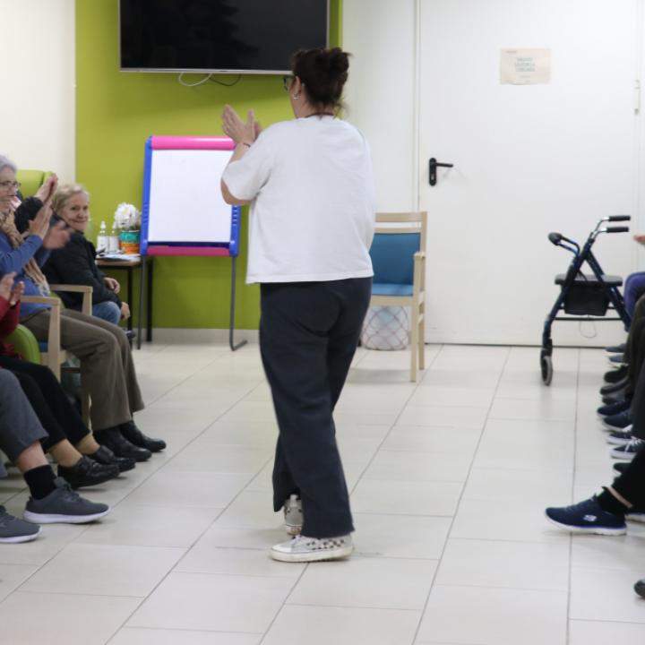 Una dona fa una activitat de dinamització en una residència per a persones grans de Suara Cooperativa