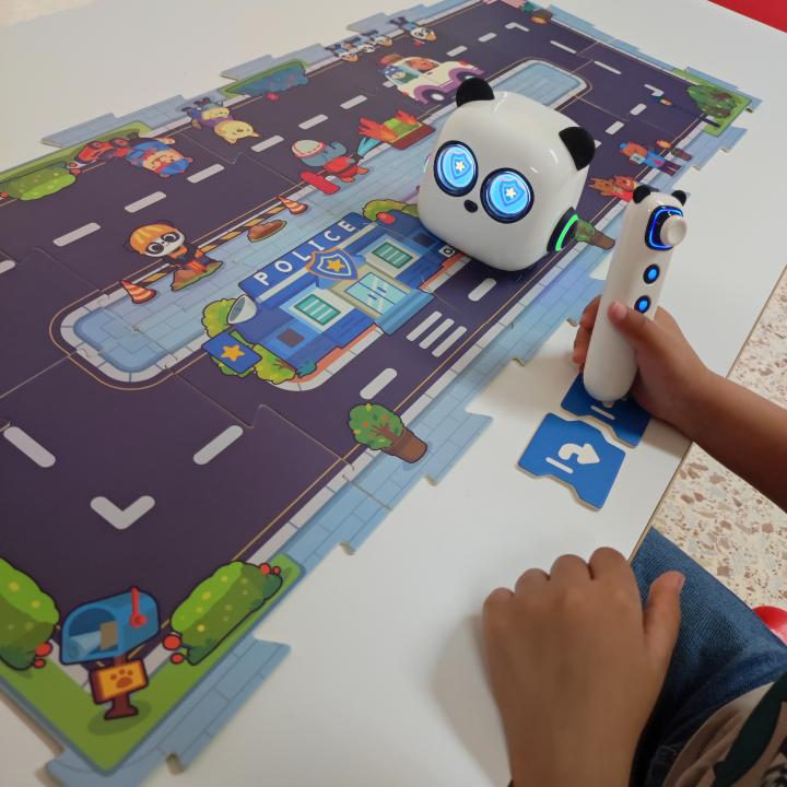 Infant amb un robot educatiu