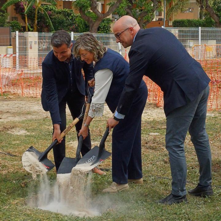 Les autoritats fan un clot per posar la primera pedra del Barnahus