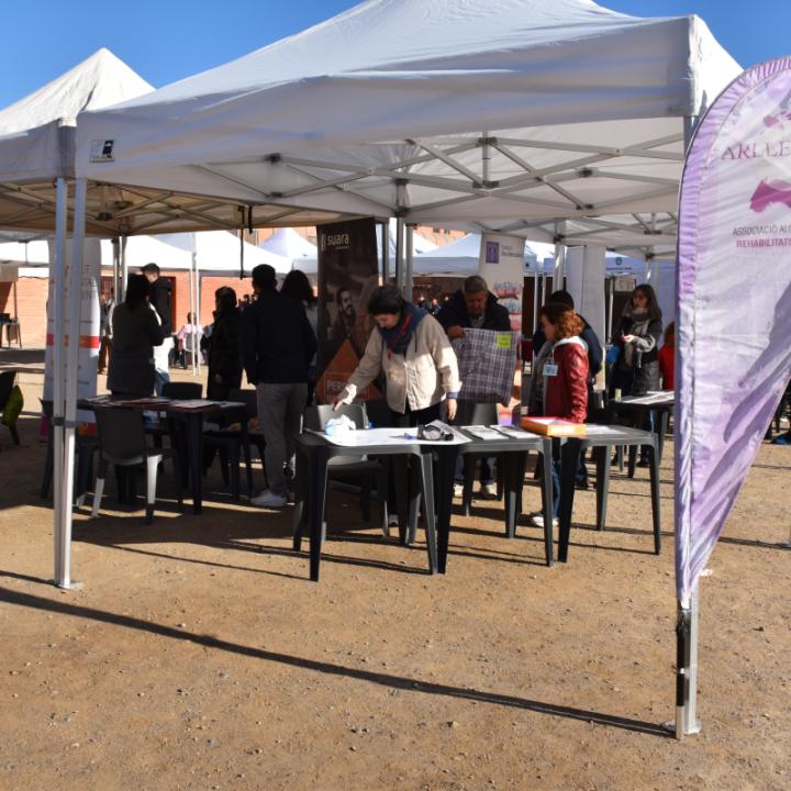 Una imatge de la fira d'entitats de Ponent on es veu la parada de Suara Cooperativa juntament amb la d'altres entitats