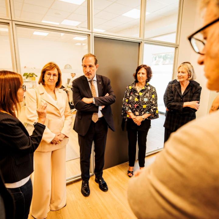 Moment de la visita el Barnahus gestionat per Suara Cooperativa de la Fiscal General de l'Estat, Teresa Perameto, i del consell de Justícia, Ramon Espadaler