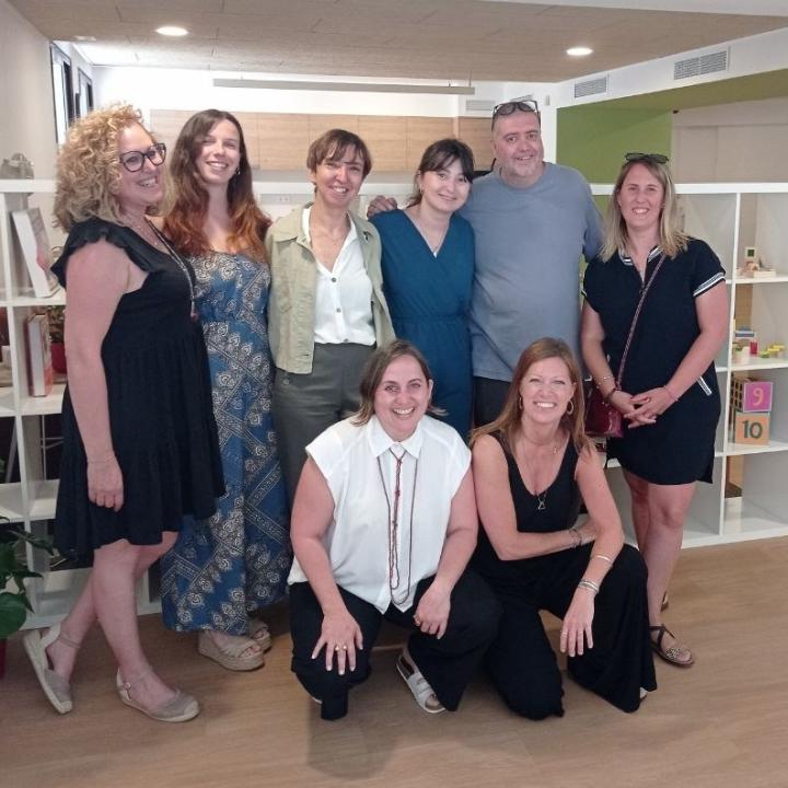 Laura Peracaula, codirectora general de Suara Cooperativa, amb l'equip de SIS de nou Barris