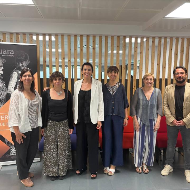 Foto institucional de Laia Arnal amb la codirecció general, Laura Peracaula, amb altres representants de Suara Cooperativa