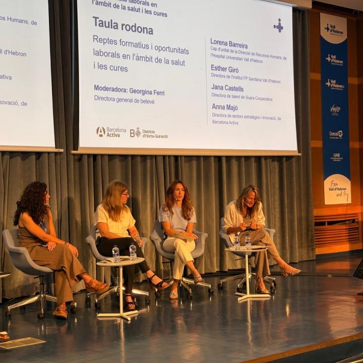 Jana Castells Guiu, directora tècnica de Talent de Suara, intervenint a la taula rodona de la jornada “Oportunitats laborals en l’àmbit de la salut i les cures”, celebrada a l’Hospital Universitari Vall d’Hebron