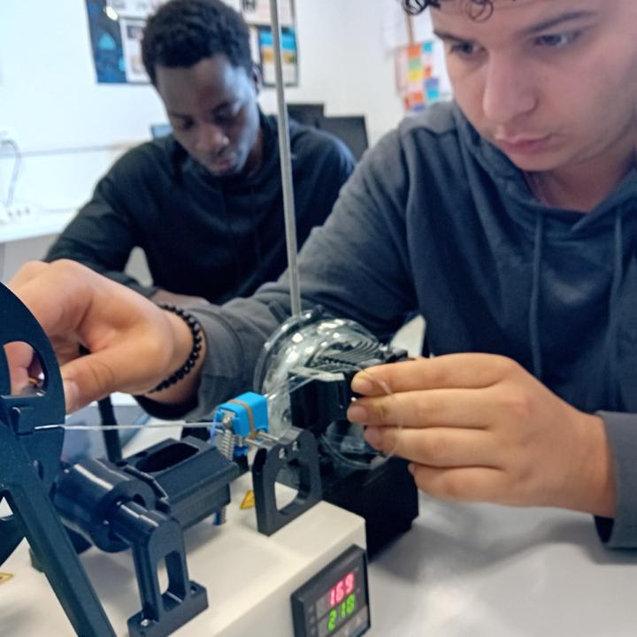 Joves fan amb ampolles reciclades filament per impressores 3D 