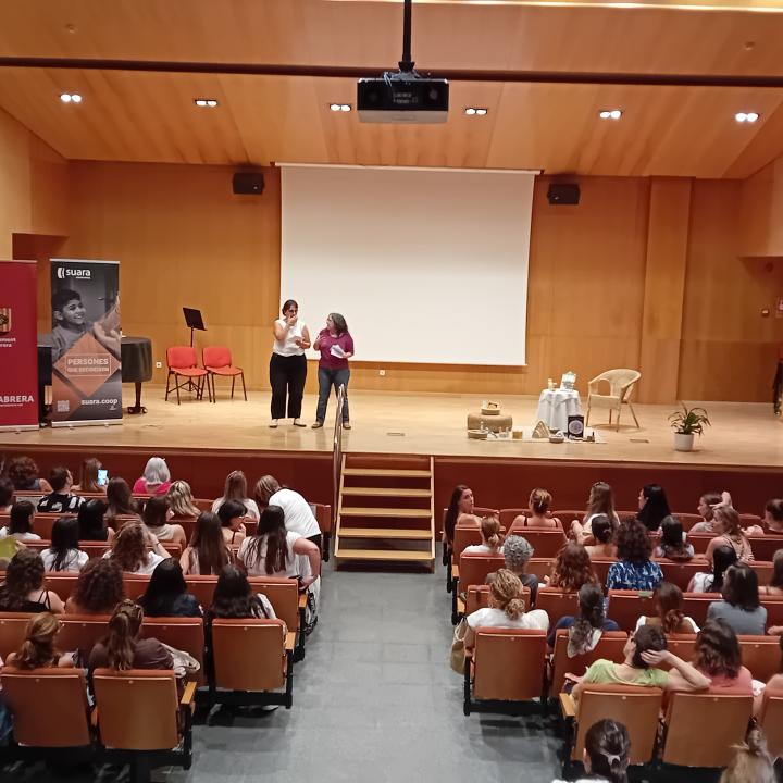 imatge del teatre d'Abrera ple de professionals de l'escoles bressol