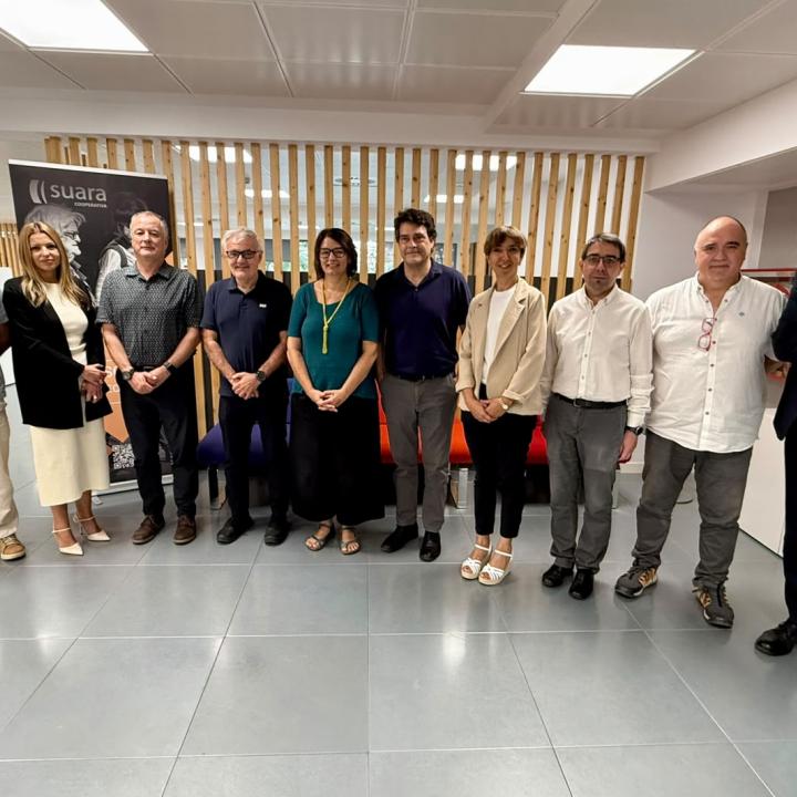 Paco Ramos i una una delegació del Departament d’Empresa i Treball visiten Suara Cooperativa