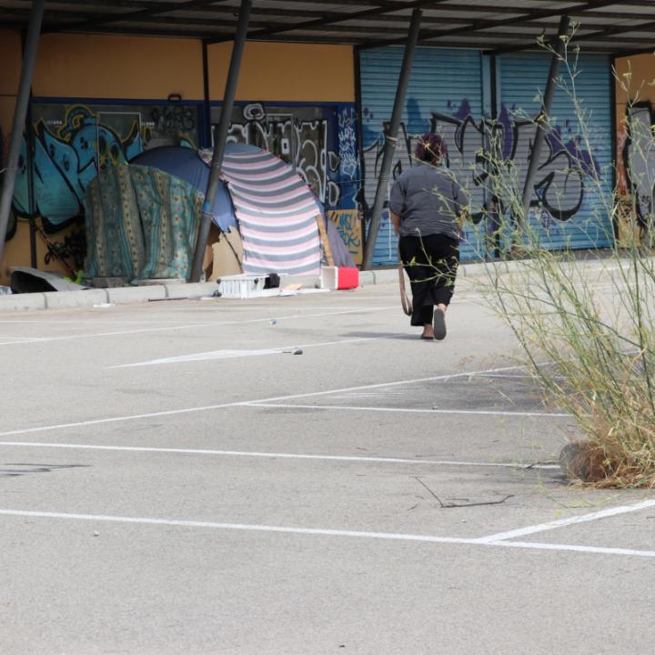 L'Hanae El Artab visita una persona en situació de sensellarisme que viu en una tenda de campanya a Roses