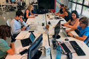 Persones treballant a SuaraLab