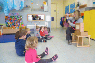 Alumnes de l’escola bressol Els Picarols a l'aula