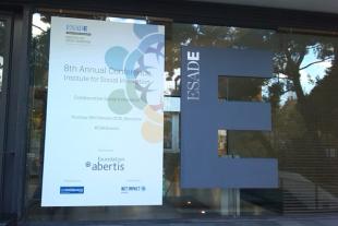 Accés a l'edifici d'ESADE amb el cartell de la 8ena jornada anual de l’Institut d’Innovació social d’ESADE