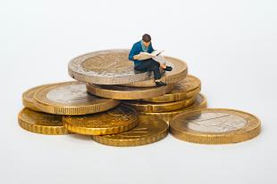 hombre sentado en dinero