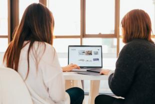 Suara aposta per la formació en competències digitals de les treballadores de serveis a la llar