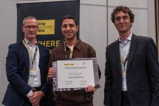 Mohamed El Amrani recull el distintiu en nom de Suara Cooperativa
