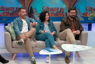 cinco personas sentadas alrededor de una mesa hablando sobre refugios