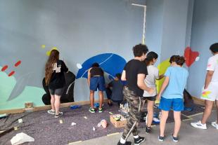 joves al taller de pintura