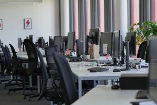Moltes persones amaguen la seva orientació sexual o identitat de gènere als companys de feina