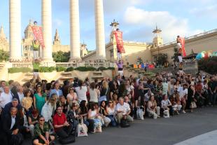 Les persones assistents al Congrés es fan una fotografia amb uns castellers de fonts que aixequen tres pancartes amb les tres P: Persona, Planeta i Propòsit