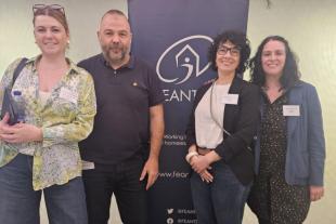 Grup de persones treballadores de Suara Cooperativa que va assistir a la reunió de FEANTSA a Atenes