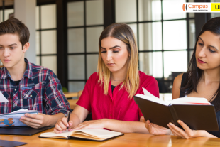 Uns alumnes estudien en una biblioteca (imatge de recurs)