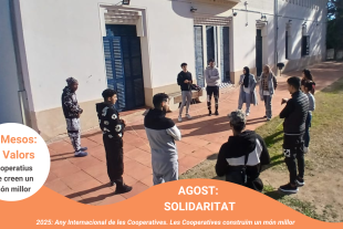 Imatge de la campanya del valor cooperatiu solidaritat amb un grup de joves del Sostre 360º i de la institut La Bastida fent una dinàmica grupal