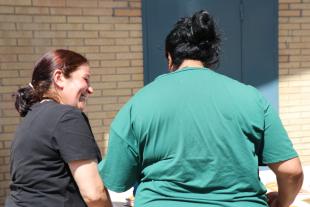 L'Amel Benmahdjoub amb una interna li explica com funciona el servei de mediació intercultural 