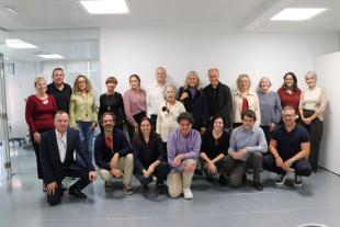 Foto de grup del Consell Assessor, la codirecció general de Suara Cooperativa, Laura Peracaula i Tomàs Llompart, i la representació de una representació de l’equip de lideratge estratègic